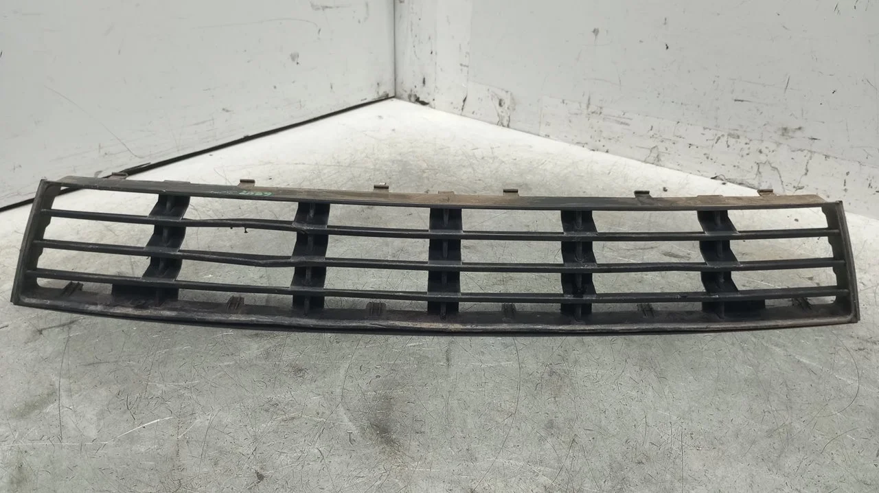 Foto de REJILLA PARAGOLPES DELANTERO AUDI A4 AVANT (B5) 1.9 TDI (110 CV / 81 KW) referencia 8D0807683