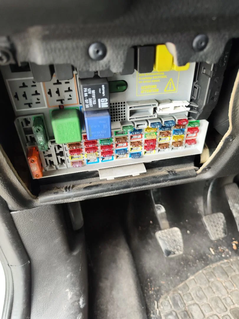 Foto de CAJA RELES / FUSIBLES OPEL ZAFIRA A 2.0 DTI (101 CV / 74 KW)