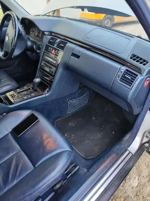 Foto de SALPICADERO MERCEDES-BENZ CLASE E (BM 210) BERLINA 3.0 Turbodiesel CAT (177 CV / 130 KW)
