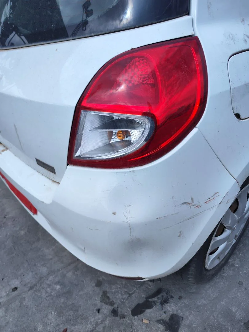 Foto de PILOTO TRASERO DERECHO RENAULT CLIO III 1.2 16V (75 CV / 55 KW)