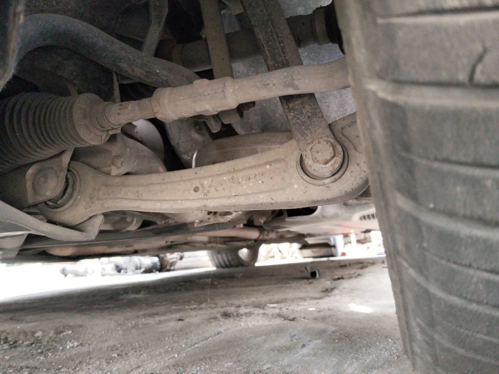 Foto de BRAZO SUSPENSION DELANTERO IZQUIERDO AUDI A4 BERLINA (8K2) 2.0 16V TDI (143 CV / 105 KW)