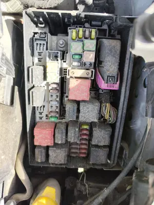 Foto de CAJA RELES / FUSIBLES OPEL CORSA D 1.3 16V CDTI (75 CV / 55 KW) referencia 93196921