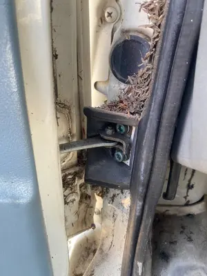 Foto de RETENEDOR PUERTA VOLKSWAGEN LT FURGÓN/COMBI 2.5 TDI (109 CV / 80 KW)
