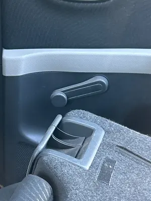 Foto de MANETA ELEVALUNAS TRASERA DERECHA TOYOTA YARIS (KSP9/SCP9/NLP9) 1.3 16V CAT (101 CV / 74 KW)