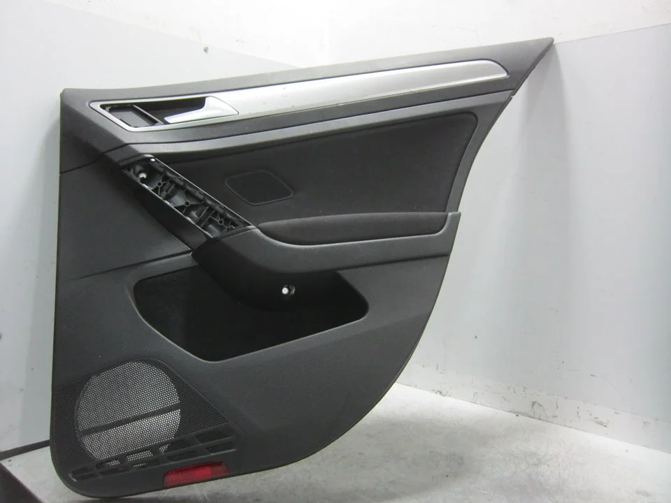 Foto de GUARNECIDO PUERTA TRASERA DERECHA VOLKSWAGEN GOLF VII BERLINA (BQ1/BE2) 1.6 TDI (116 CV / 85 KW) referencia 5G6867212