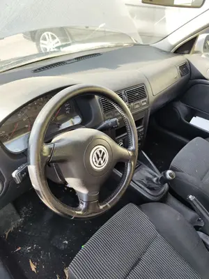 Foto de SALPICADERO VOLKSWAGEN GOLF IV BERLINA (1J1)(10.1997) 2.0 (116 CV / 85 KW) foto 2