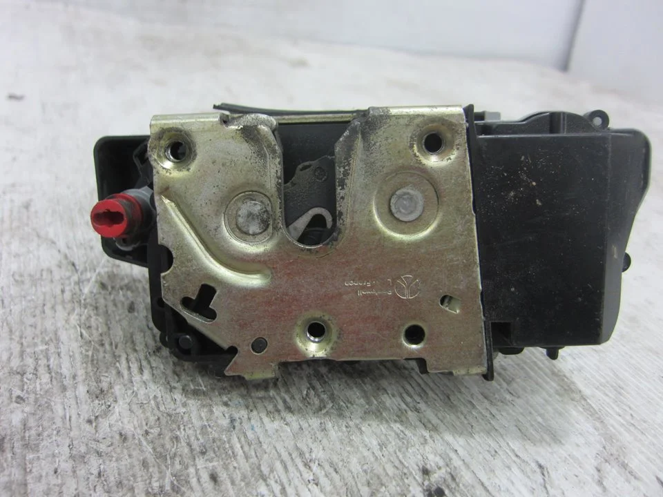 Foto de CERRADURA PUERTA TRASERA DERECHA PEUGEOT 406 BERLINA (S1/S2) 3.0 V6 24V CAT (190 CV / 140 KW)