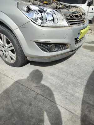 Foto de PARAGOLPES DELANTERO OPEL ASTRA H BERLINA 1.7 16V CDTI (110 CV / 81 KW) foto 2