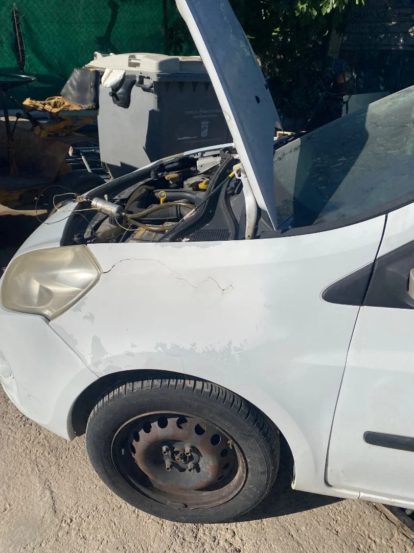 Foto de ALETA DELANTERA IZQUIERDA RENAULT CLIO III 1.5 dCi Diesel (68 CV / 50 KW)