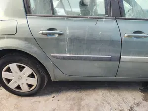 Foto de PUERTA TRASERA DERECHA RENAULT MEGANE II BERLINA 5P 1.4 16V (98 CV / 72 KW) referencia 7751473734 foto 4