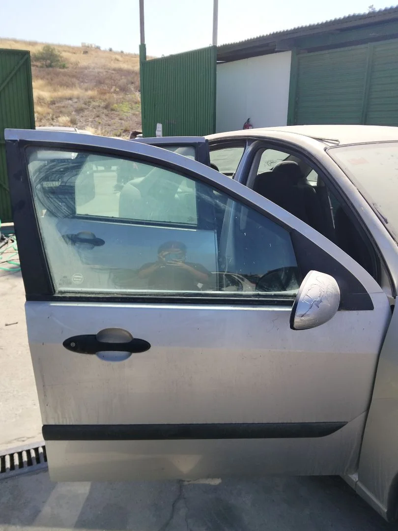 Foto de PUERTA DELANTERA DERECHA FORD FOCUS BERLINA (CAK) 1.6 16V CAT (101 CV / 74 KW) referencia 1430132