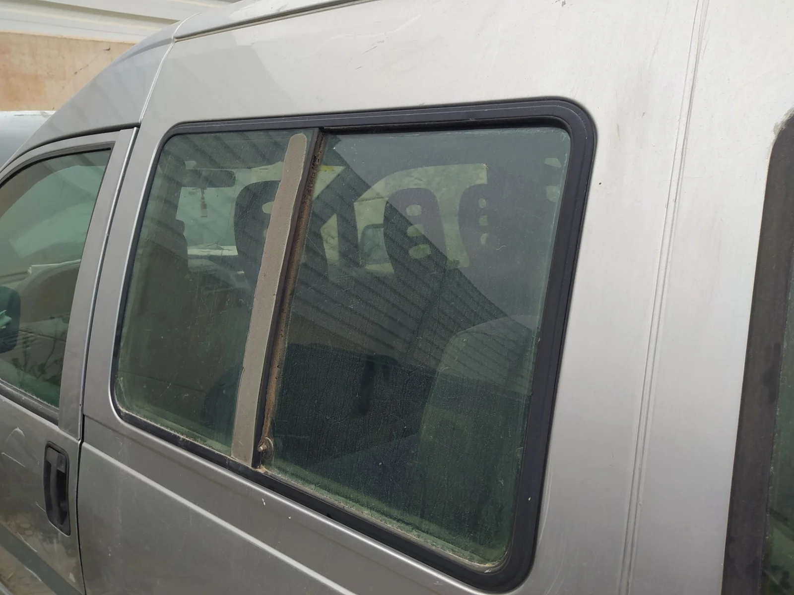Foto de LUNA TRASERA IZQUIERDA PEUGEOT EXPERT FURGÓN COMFORT (1995) 2.0 HDi (109 CV / 80 KW)