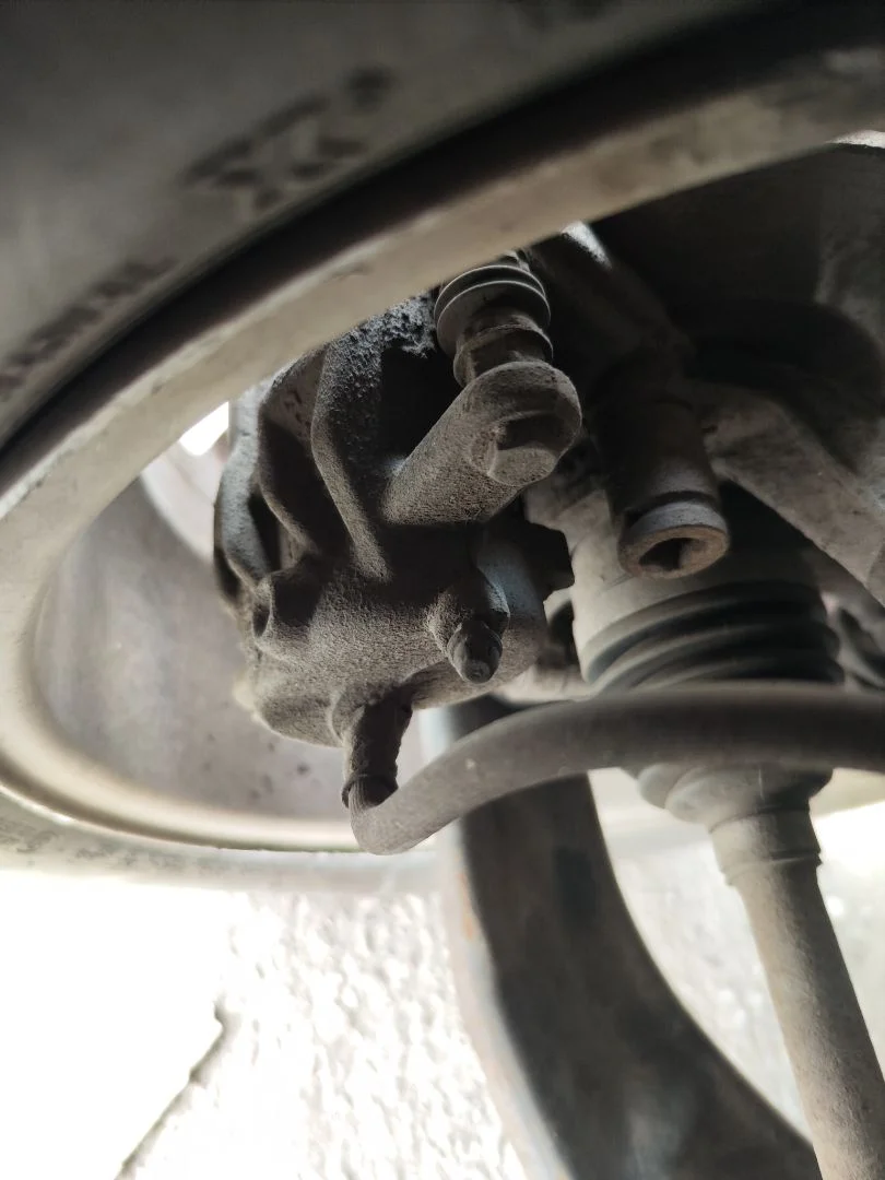 Foto de PINZA DE FRENO DELANTERA DERECHA RENAULT CLIO III 1.2 16V (75 CV / 55 KW)