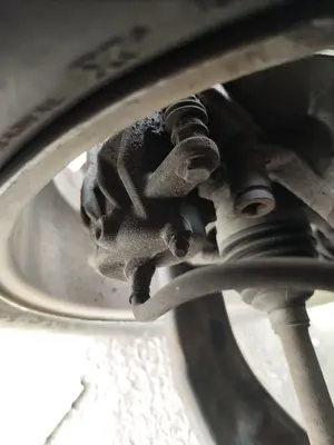 Foto de PINZA DE FRENO DELANTERA DERECHA RENAULT CLIO III 1.2 16V (75 CV / 55 KW)