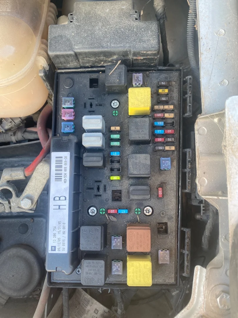 Foto de CAJA RELES / FUSIBLES OPEL ZAFIRA B 1.9 CDTI (120 CV / 88 KW)