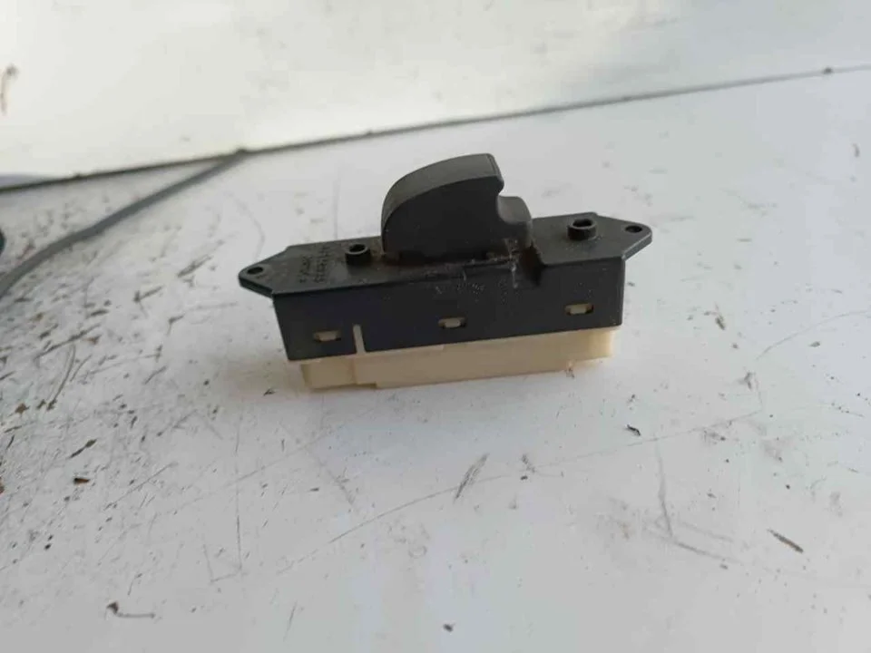 Foto de MANDO ELEVALUNAS DELANTERO DERECHO MITSUBISHI GRANDIS (NA0W) referencia 515141