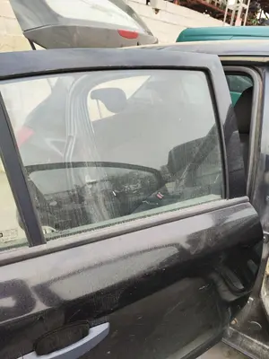 Foto de LUNA TRASERA DERECHA OPEL CORSA D 1.3 16V CDTI (75 CV / 55 KW)