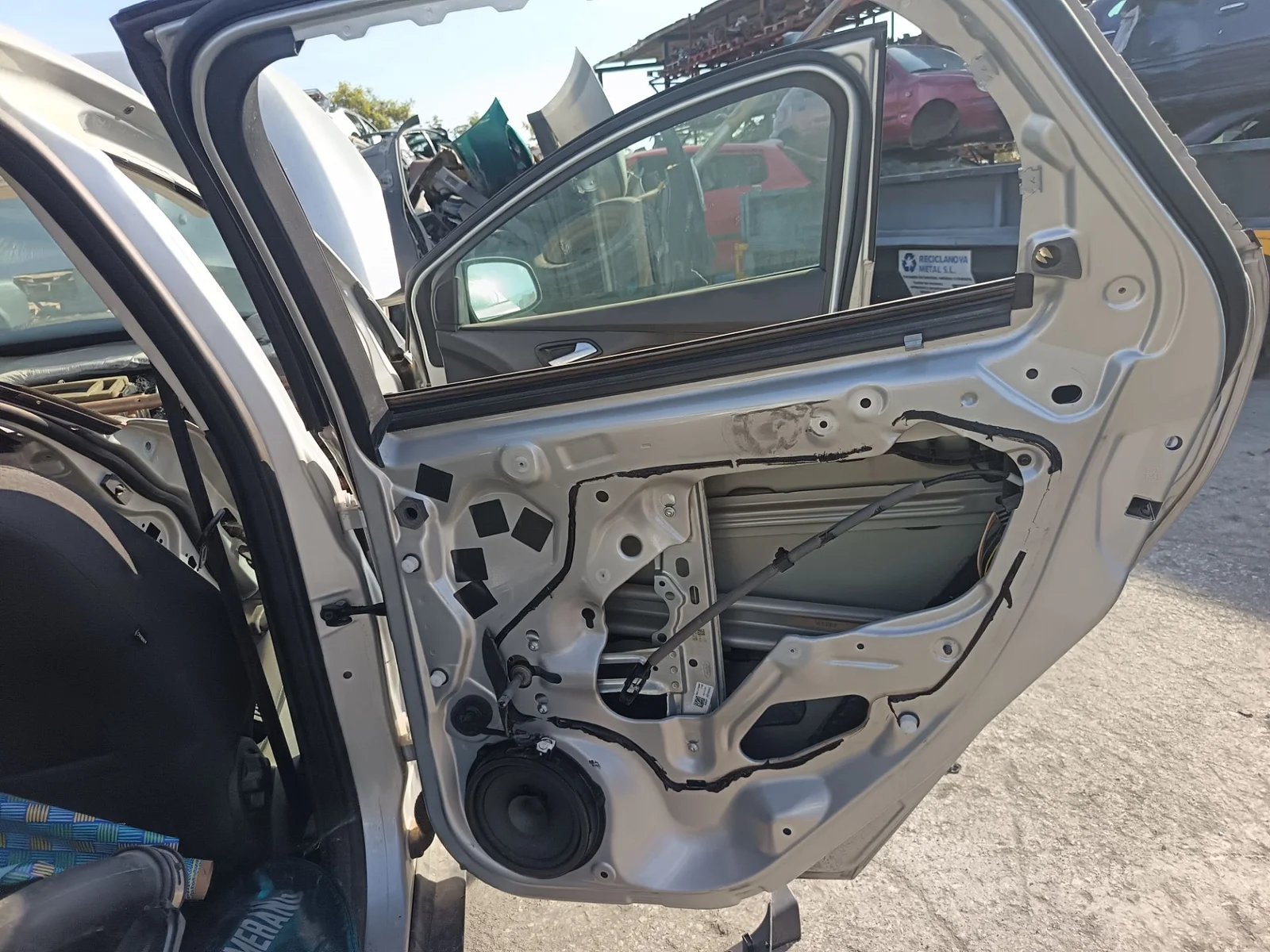 Foto de CERRADURA PUERTA TRASERA DERECHA FORD FOCUS BERLINA (CEW) 1.0 EcoBoost CAT (125 CV / 92 KW)