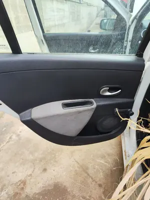 Foto de GUARNECIDO PUERTA TRASERA IZQUIERDA RENAULT CLIO III 1.5 dCi Diesel FAP (75 CV / 55 KW)