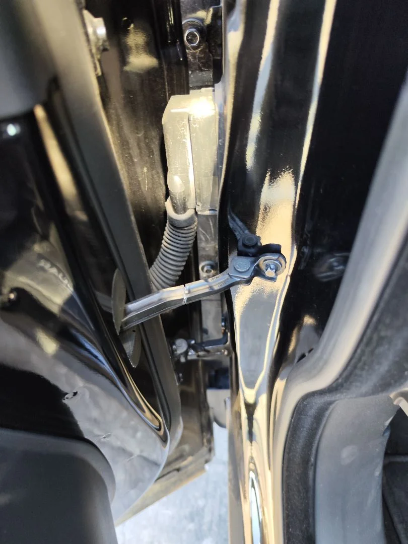 Foto de RETENEDOR PUERTA JAGUAR F-PACE 3.0 V6 Diesel CAT (301 CV / 221 KW) referencia HK8323552AB