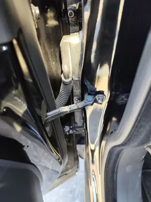 Foto de RETENEDOR PUERTA JAGUAR F-PACE 3.0 V6 Diesel CAT (301 CV / 221 KW) referencia HK8323552AB