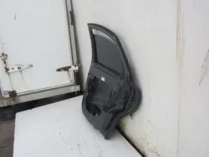 Foto de PUERTA TRASERA DERECHA VOLVO S40 BERLINA 2.5 20V Turbo CAT (220 CV / 162 KW) foto 5