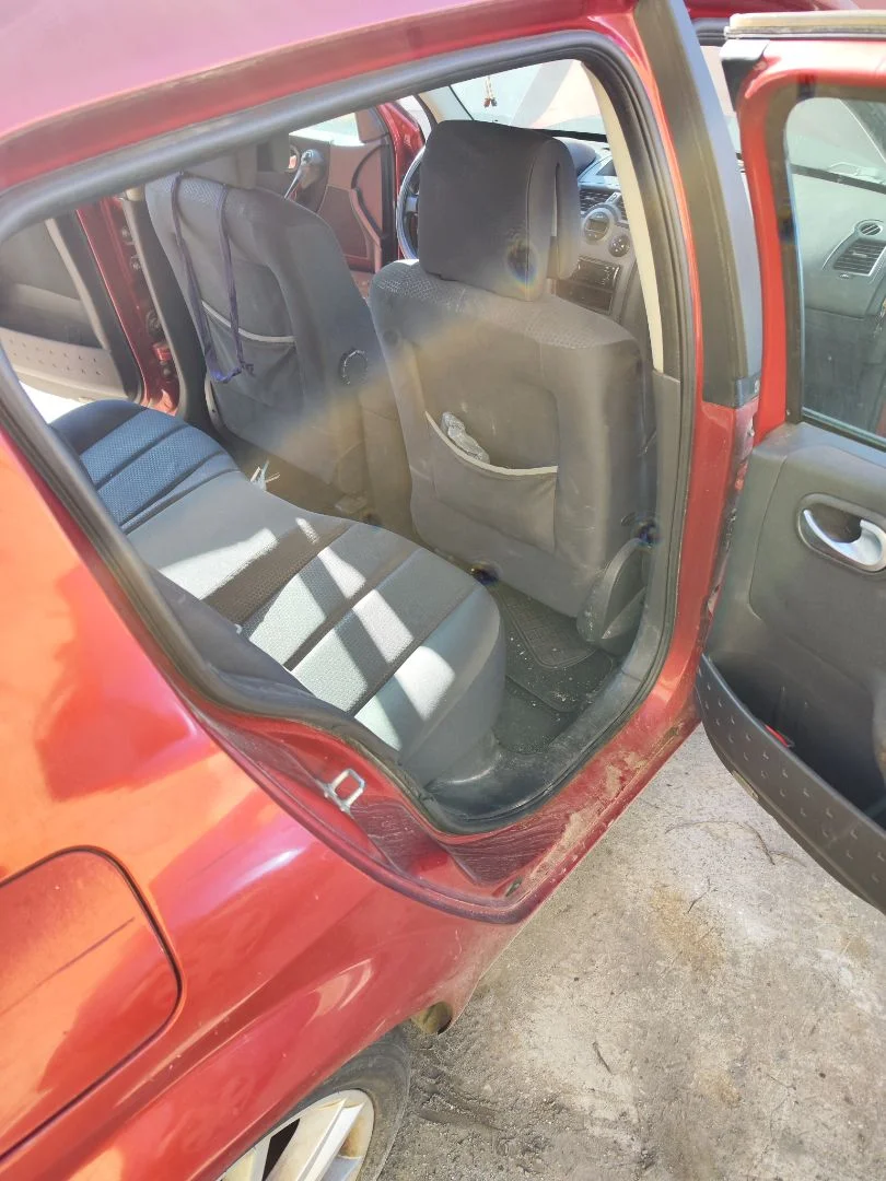 Foto de GOMAS CONTORNO PUERTA RENAULT MEGANE II BERLINA 5P 1.5 dCi Diesel (106 CV / 78 KW)