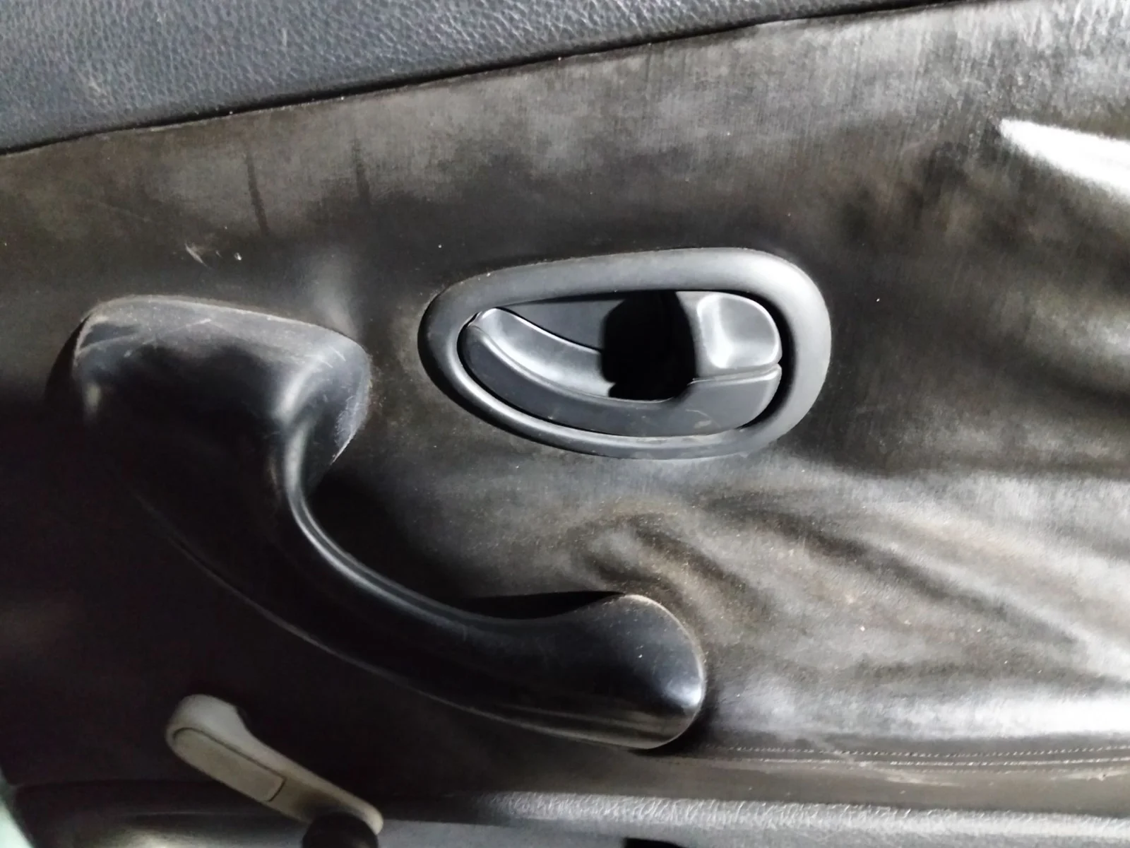 Foto de MANETA INTERIOR TRASERA DERECHA PEUGEOT 406 BERLINA (S1/S2) 2.0 HDi CAT (90 CV / 66 KW) referencia 9616307477