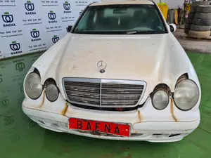 MERCEDES-BENZ CLASE E (BM 210) BERLINA foto 2