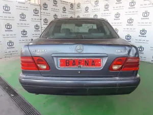 MERCEDES-BENZ CLASE E (BM 210) BERLINA foto 4