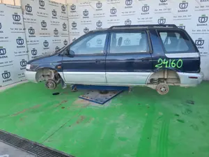 MITSUBISHI SPACE WAGON (N30/N40) foto 2