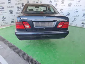 MERCEDES-BENZ CLASE E (BM 210) BERLINA foto 4