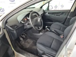 PEUGEOT 207 foto 2
