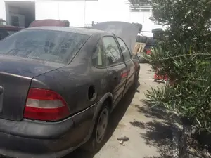 OPEL VECTRA B BERLINA foto 2