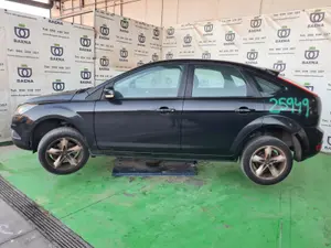 FORD FOCUS BERLINA (CB4) foto 2