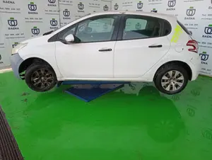PEUGEOT 208 foto 3