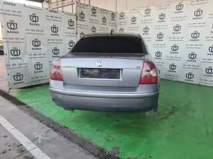 VOLKSWAGEN PASSAT BERLINA (3B3) foto 5