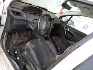 PEUGEOT 208 foto 4