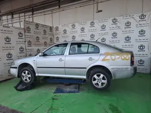 SKODA OCTAVIA BERLINA (1U2) foto 2