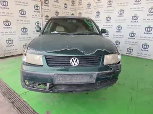VOLKSWAGEN PASSAT BERLINA (3B2) foto 1
