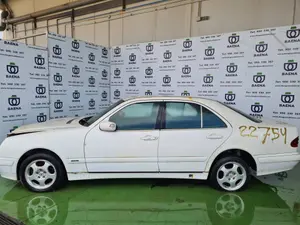 MERCEDES-BENZ CLASE E (BM 210) BERLINA foto 1