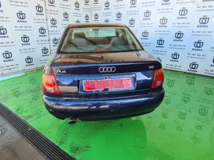 AUDI A4 AVANT (B5) foto 2