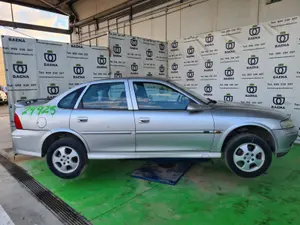 OPEL VECTRA B BERLINA foto 3