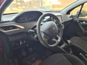 PEUGEOT 208 foto 2