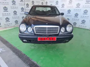 MERCEDES-BENZ CLASE E (BM 210) BERLINA foto 5