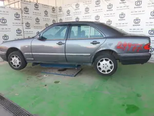 MERCEDES-BENZ CLASE E (BM 210) BERLINA foto 5