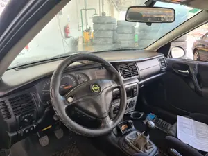 OPEL VECTRA B BERLINA foto 4