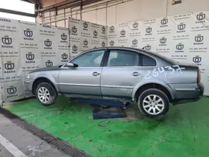 VOLKSWAGEN PASSAT BERLINA (3B3) foto 7