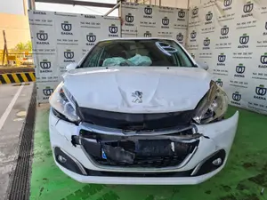 PEUGEOT 208 foto 1