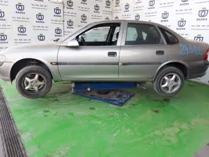 OPEL VECTRA B BERLINA foto 2